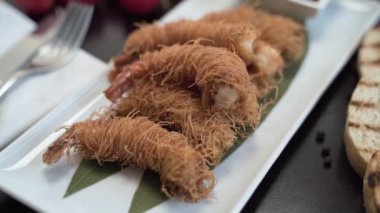 Kamera güzel sunulmuş karides tabağının etrafında döner.