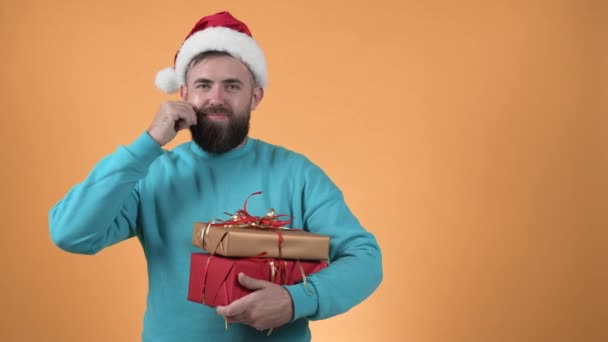 Hombre Con Suéter Azul Tiene Regalos Año Nuevo Sus Manos — Vídeos de Stock