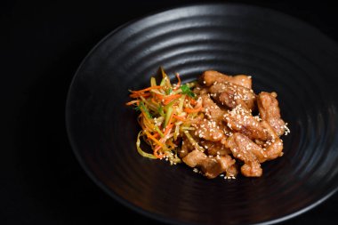 Güzel dekore edilmiş domuz eti ve sos.