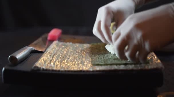 Σεφ Λευκά Γάντια Ετοιμάζει Ρύζι Για Σούσι — Αρχείο Βίντεο