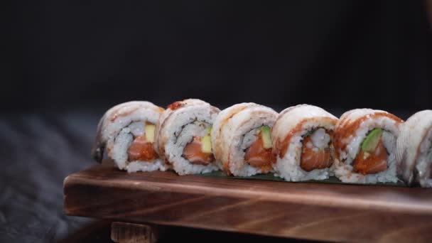 Kamera se pohybuje podél prkna se sushi rolkami