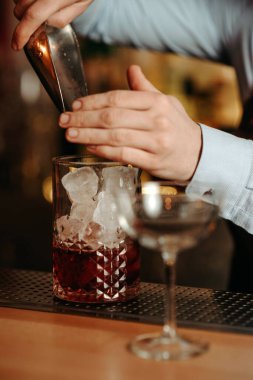 Lokantada alkollü kokteyl yapmaya yakın çekim.