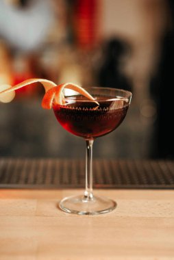 Bar tezgahında alkollü kokteyl