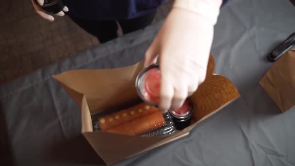 Emballage Sushi Pour Livraison Une Femme Met Ensemble Sushi Sauce — Video