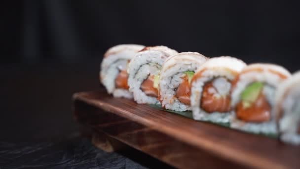 Conjunto Rolos Sushi Salmão Japonês Servidos Uma Tábua Madeira — Vídeo de Stock