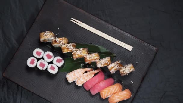 Widok Góry Sushi Zestaw Drewnianej Desce — Wideo stockowe