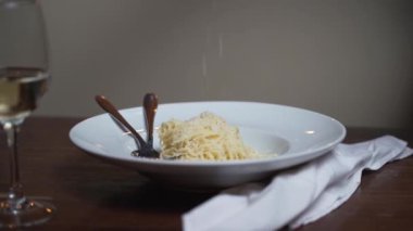 Rendelenmiş peynirli lezzetli makarna.