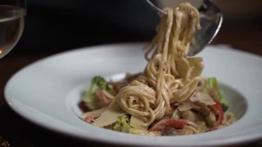 İtalyan makarnası, sebze ve peynir.