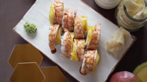 Sushi Σετ Γαρίδες Και Μάνγκο Όμορφα Παρουσιάζονται Στο Τραπέζι — Αρχείο Βίντεο