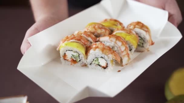 Takeaway Sushi Concept Egy Szusi Egy Pincér Kezében — Stock videók
