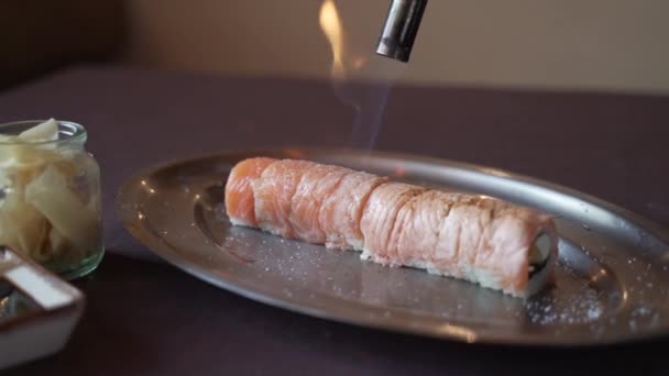 Sushi Lososa Železném Podnosu Šéfkuchař Pálí Sushi — Stock video