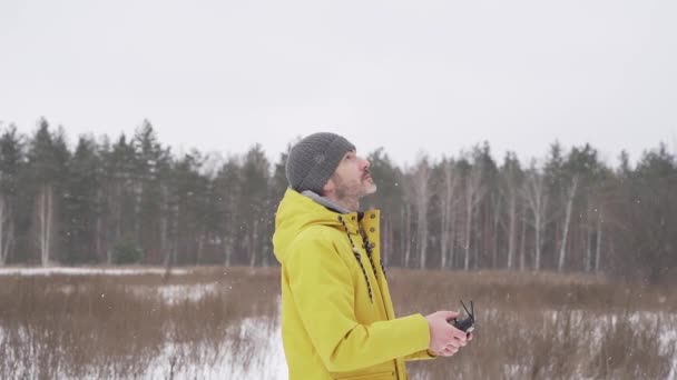 Ein Mann Hält Vor Dem Hintergrund Eines Waldes Die Fernbedienung — Stockvideo