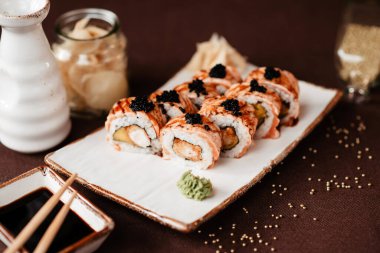 Bir restoranda güzel servis edilen yılan balığı ve mangolu suşi yakın plan.