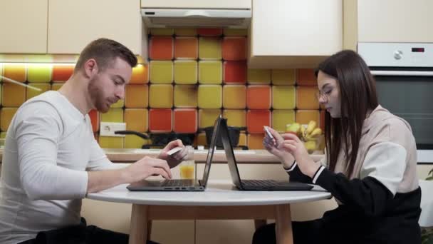 Ragazzo Con Una Ragazza Fare Acquisti Online Utilizzando Una Carta — Video Stock