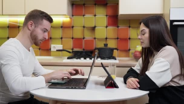 Cara Trabalha Com Laptop Casa Sua Namorada Assiste Vídeo Tablet — Vídeo de Stock
