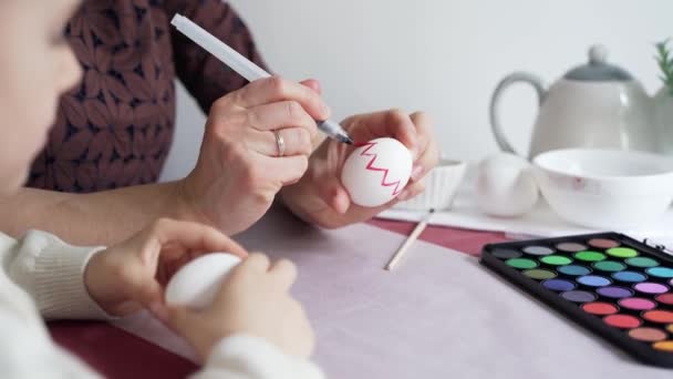 Mamma Insegna Bambino Disegnare Modelli Sulle Uova Pasqua — Video Stock