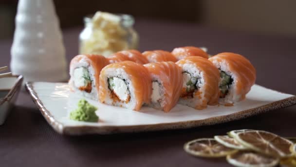Set Sushi Con Salmón Aguacate Plato Barro — Vídeos de Stock