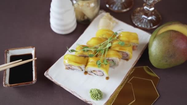 レストランで美しく提供されるマンゴー寿司セット — ストック動画