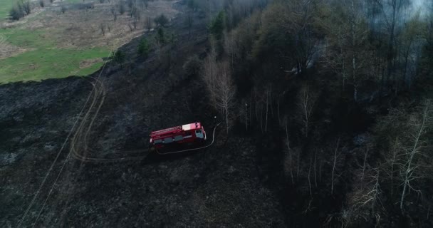 Brandweerlieden Gieten Water Brandend Gras Een Hete Zomerdag — Stockvideo