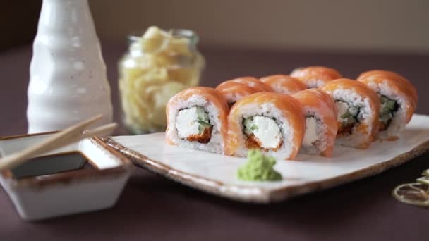 Sushi Set Lososem Avokádem Hliněném Talíři — Stock video