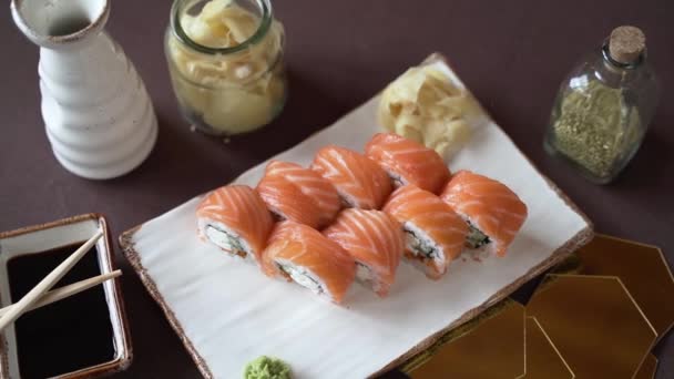 Sushi Set Lososem Avokádem Hliněném Talíři — Stock video