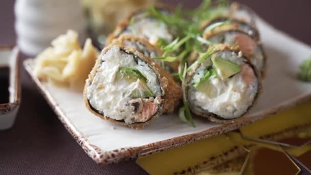 Ensemble Sushis Aux Herbes Sur Une Table Joliment Décorée — Video