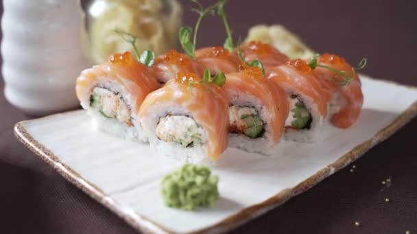 Kamera Krouží Kolem Sushi Červeným Kaviárem — Stock video