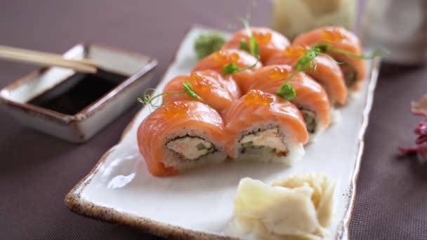 相机在寿司周围用红色鱼子酱圈起来 — 图库视频影像