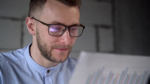 Hombre Negocios Mira Gráfico Negocios Que Refleja Sus Gafas — Vídeos de Stock