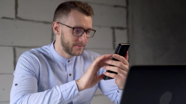 Fiatal Üzletember Aki Üzleti Statisztikákkal Dolgozik Szöveget Telefonba Papíralapú Üzleti — Stock videók
