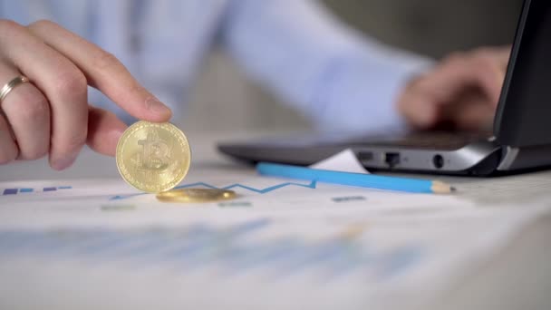 Podnikatel Potřese Prstem Bitcoinu Stole Finančními Grafy — Stock video