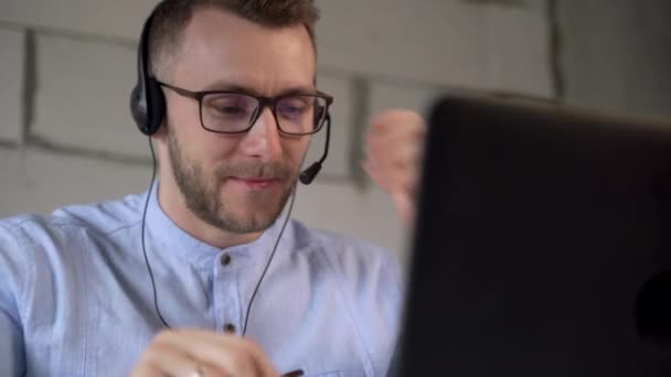 Trabajador Call Center Está Desempeño Sus Funciones — Vídeos de Stock