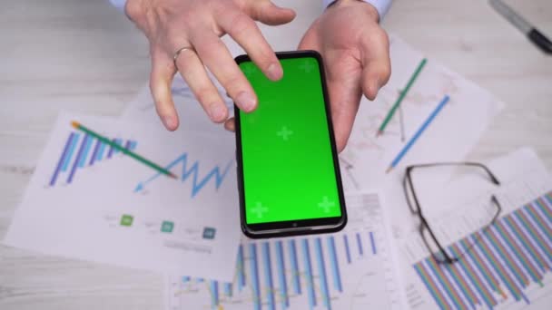 Homem Negócios Segura Telefone Celular Com Uma Tela Verde Suas — Vídeo de Stock