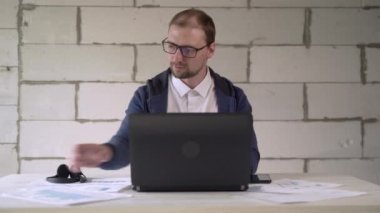 Ofiste mali istatistiklerle çalışan bir işadamı.