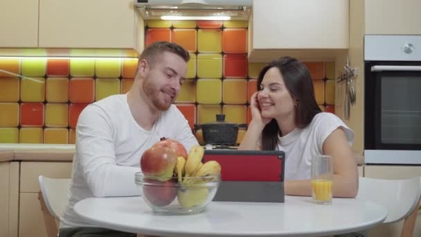 Beau Jeune Couple Amusant Ensemble Dans Leur Cuisine Riant Regardant — Video
