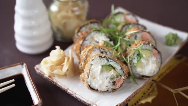 Set Sushi Con Erbe Tavolo Splendidamente Decorato — Video Stock