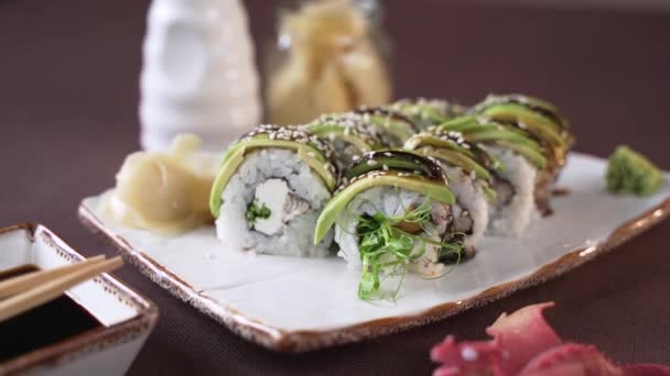 Fotocamera Allontana Dal Set Sushi Splendidamente Decorato Piatto — Video Stock