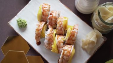 Kamera suşinin etrafında daireler çiziyor. Beyaz kilden bir tabakta.