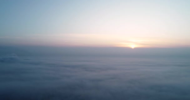 Cámara Vuela Sobre Las Nubes Sol Pone Distancia — Vídeo de stock