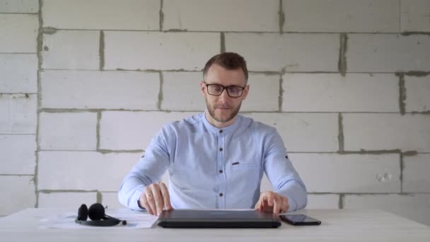 Giovane Dipendente Che Lavora Ufficio Con Laptop Telefono — Video Stock