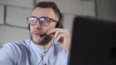 Çağrı merkezi çalışanı görevini yerine getiriyor.