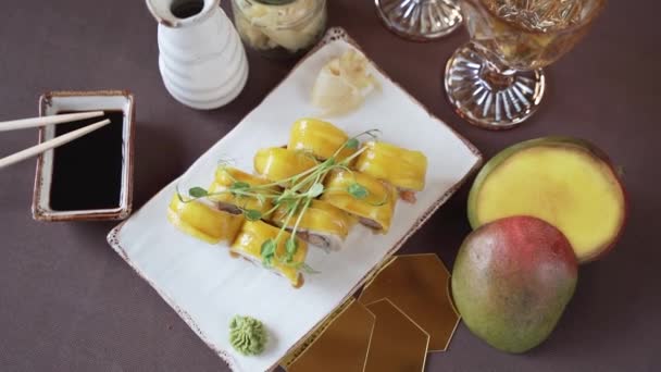 Gros Plan Sushi Mangue Sur Plaque Argile Blanche — Video