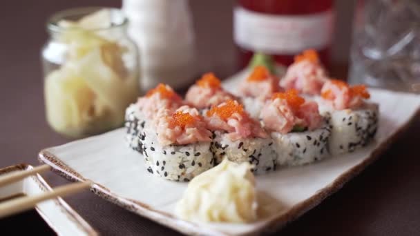 摄像机绕着寿司卷打圈 还放着红色鱼子酱和奶酪 — 图库视频影像