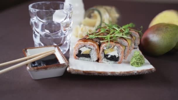 白い粘土板にハーブとウナギの寿司のセット — ストック動画