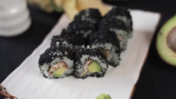 寿司卷与黑鱼子酱和鳄梨的顶部视图 — 图库视频影像