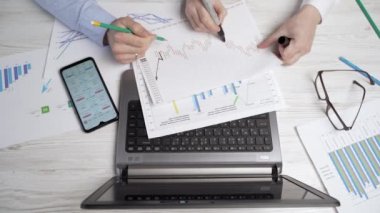 İki işadamı borsa ticaretini tartışıyor.