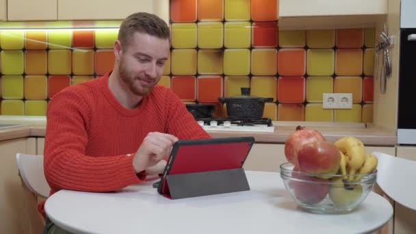 Hombre Viendo Video Una Tableta Mientras Está Sentado Mesa Cocina — Vídeos de Stock