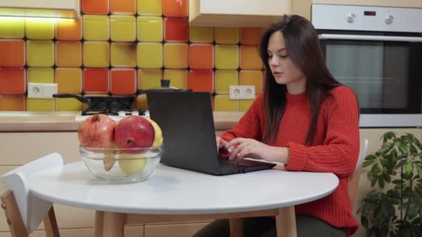 Giovane Bella Ragazza Che Lavora Casa Con Computer Portatile — Video Stock