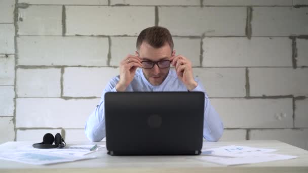 Businessman Analyzes Business Charts While Sitting Office Laptop — Wideo stockowe