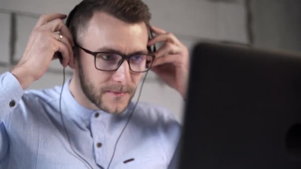 呼叫中心工作人员戴上耳机 开始与客户合作 — 图库视频影像